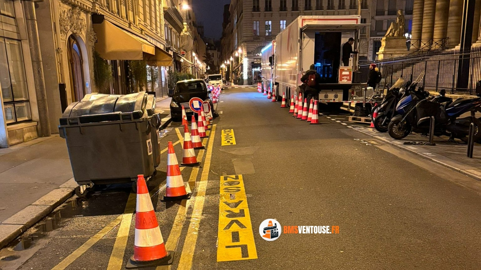 Panneaux de stationnement temporaire réservant des places pour un déménagement en voirie.